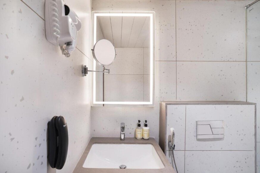 bathroom Lemon Tree Hotel, Rajkot