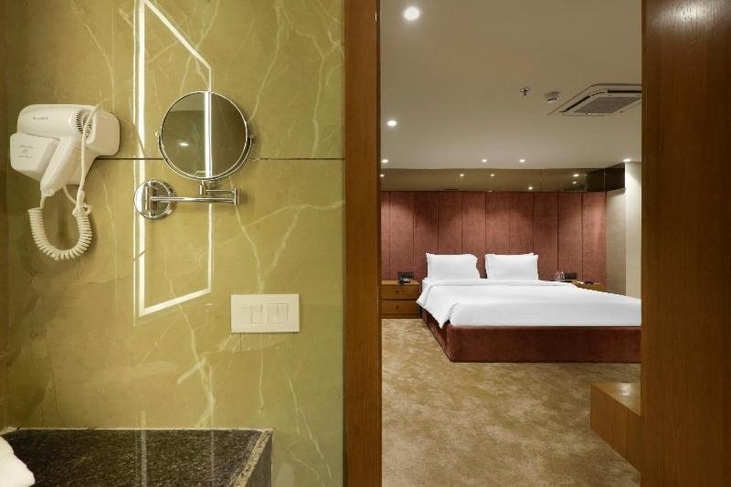 Sunday Hotel Vadodara room